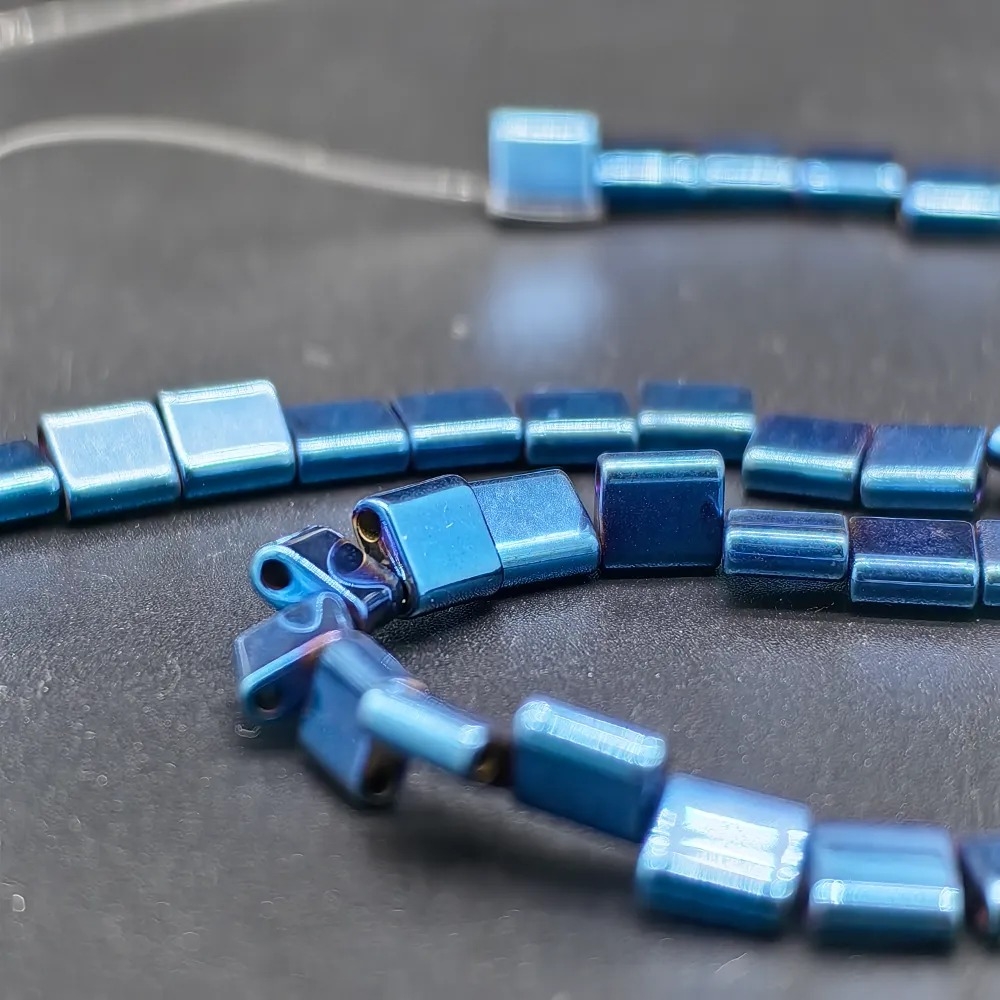 2x6%20mm%20%20Mavi%20Çift%20Delikli%20Kare%20Hematit%20Doğal%20Taş