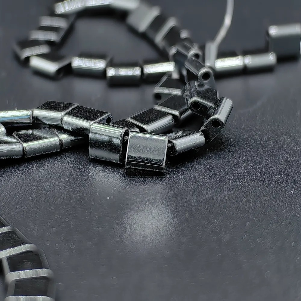 2x6%20mm%20Füme%20Çift%20Delikli%20Kare%20Hematit%20Doğal%20Taş