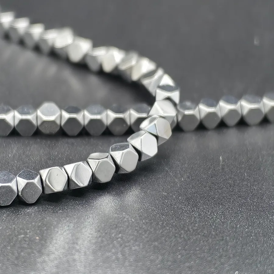 4x4%20mm%20Gümüş%20Renk%20Altıgen%20Hematit%20Doğal%20Taş