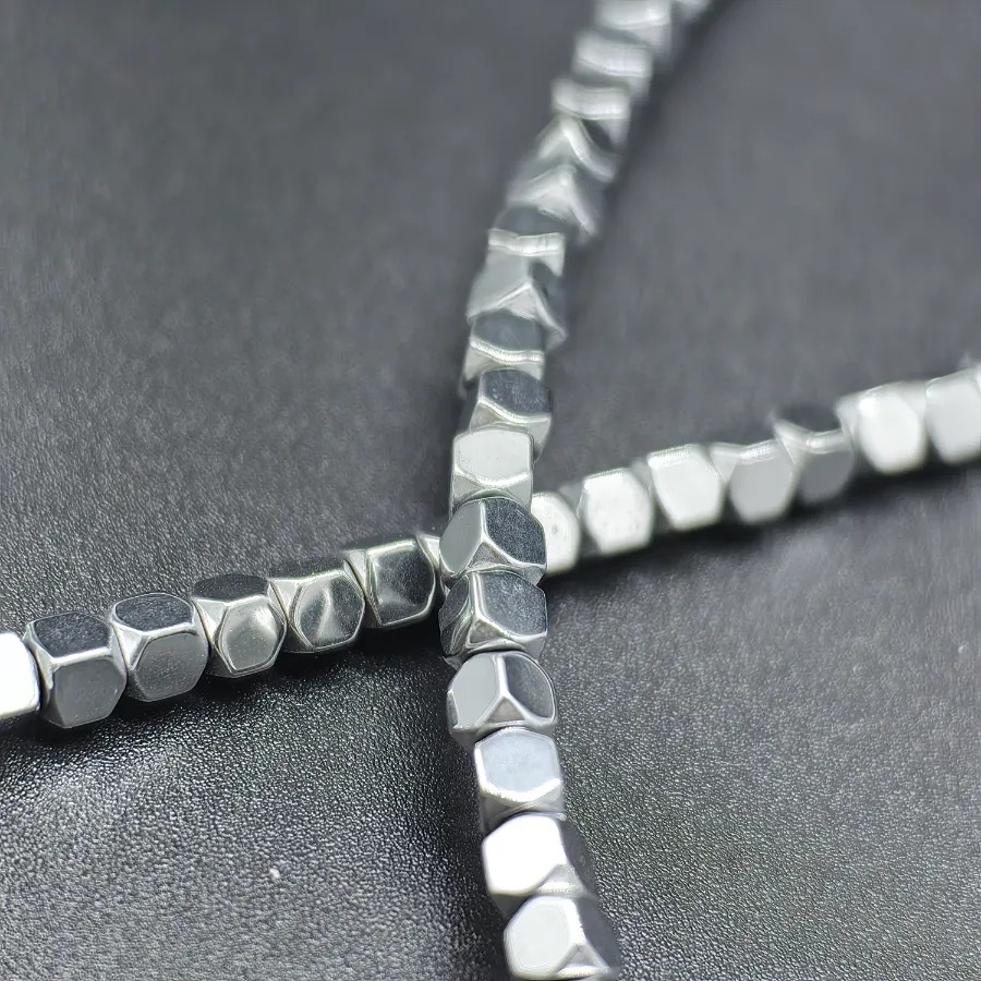 3x3%20mm%20Gümüş%20Renk%20Köşesiz%20Küp%20Hematit%20Doğal%20Taş