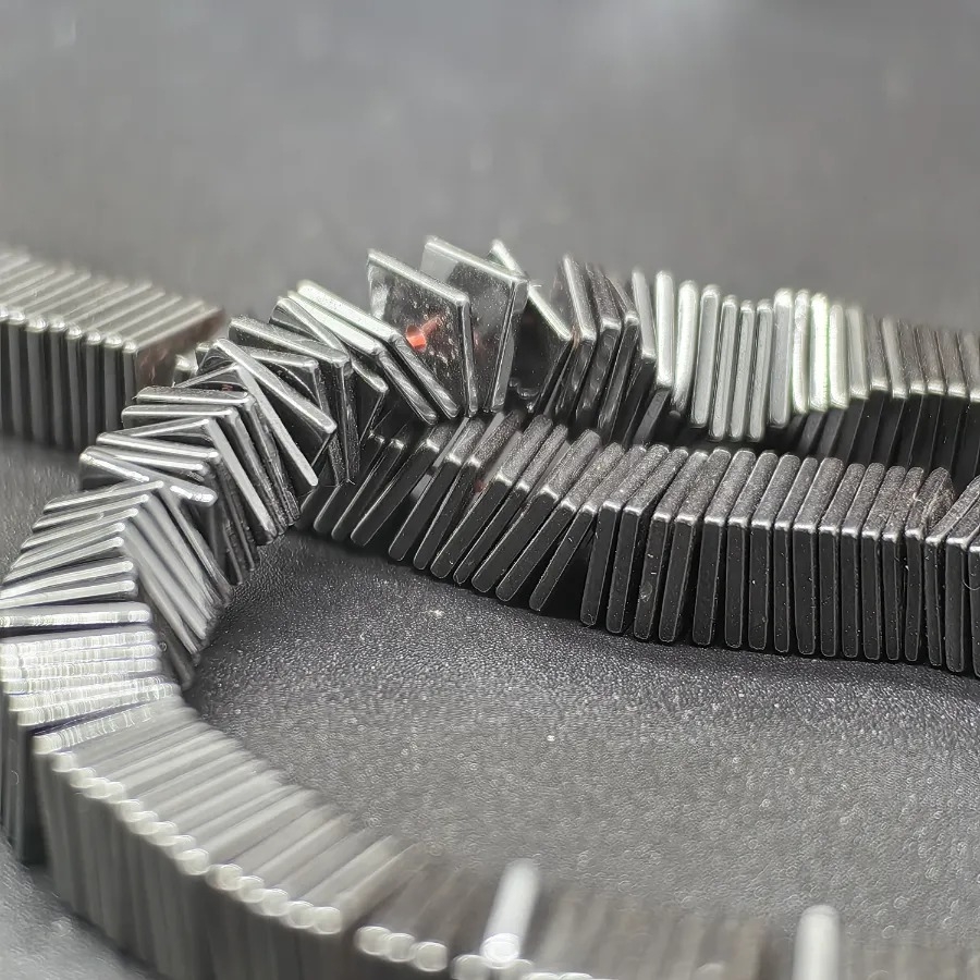 1x6%20mm%20Füme%20İnce%20Kare%20%20Hematit%20Doğal%20Taş