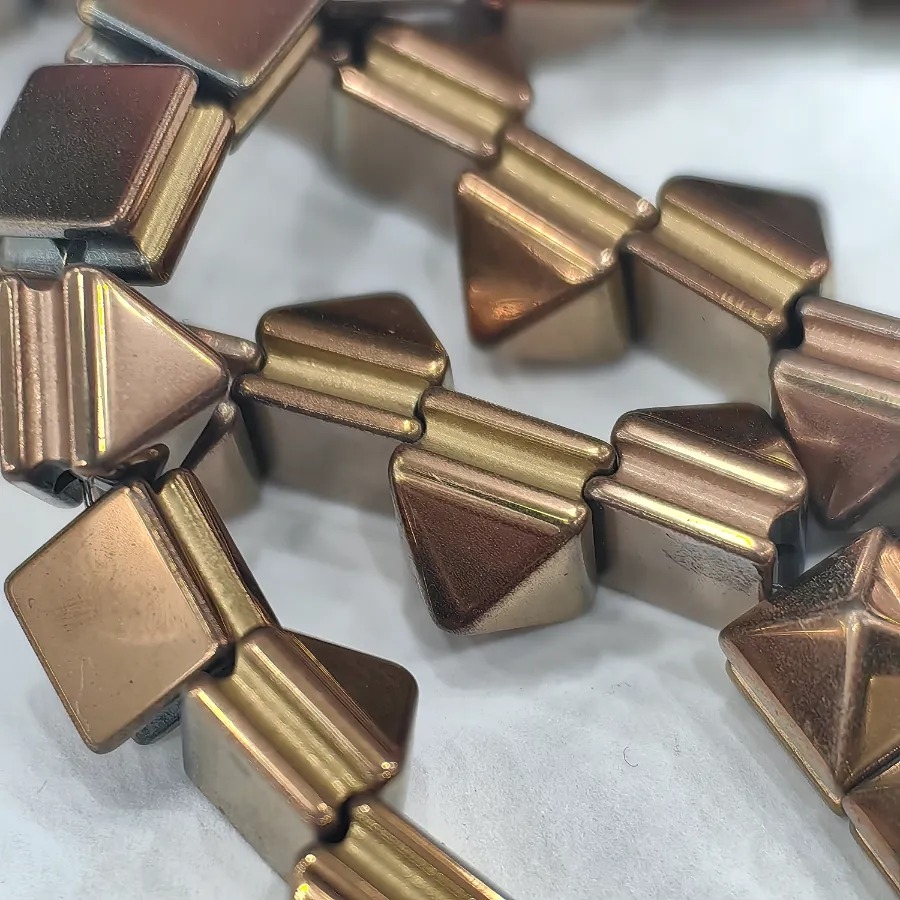 8%20mm%20Bakır%20Renk%20Kare%20Piramit%20%20Makromelik%20Hematit%20Doğal%20Taş