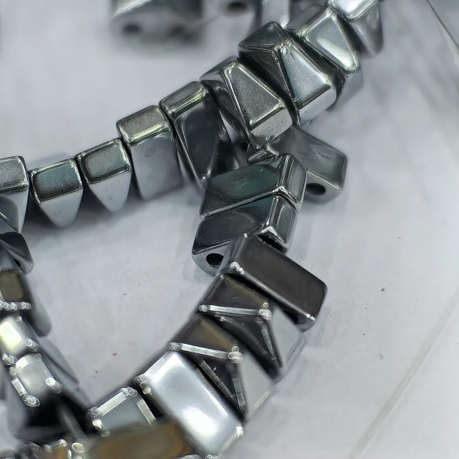 6%20mm%20Gümüş%20Renk%20Çift%20Delik%20Tila%20Piramit%20%20Hematit%20Doğal%20Taş