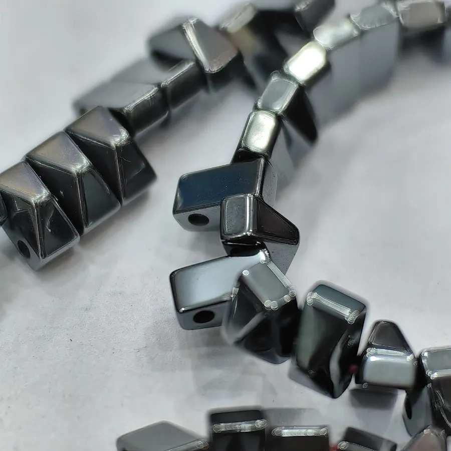 6%20mm%20Füme%20Çift%20Delik%20Tila%20Piramit%20%20Hematit%20Doğal%20Taş