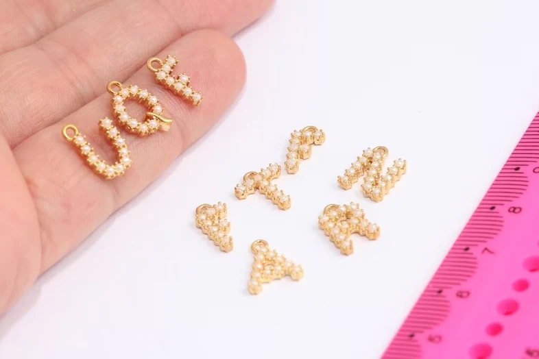 24%20Ayar%20Parlak%20Altın%20Kaplama%20Krem%20İncili%20Harf%20Kolye%20Ucu,%20Sallantılı%20Harfli%20Charm