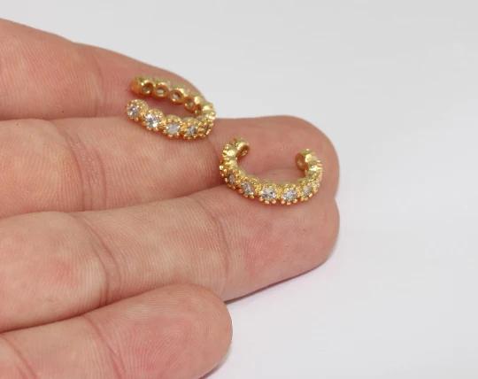 24 Ayar Altın Kaplama Beyaz Taşlı Sıkıştırmalı Çiçek Küpe