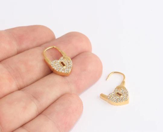 24 Ayar Altın Kaplama Beyaz Taşlı Kalpli Kilit Küpe