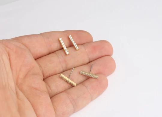 24 Ayar Altın Kaplama Beyaz Zirkon Taşlı Çubuk Küpe