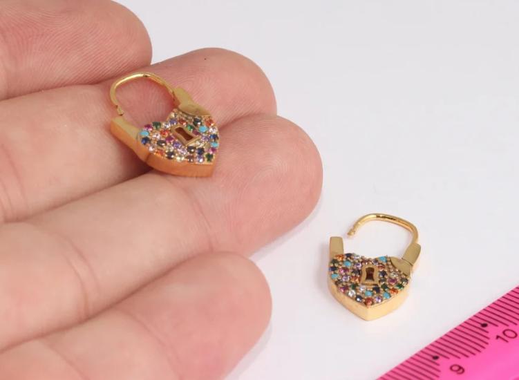 24 Ayar Altın Kaplama Karışık Renkli Zirkon Taşlı Kalp Kilit Küpe