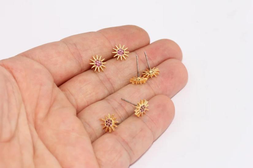 24 Ayar Altın Kaplama Mor Taşlı Mini Güneş Küpe