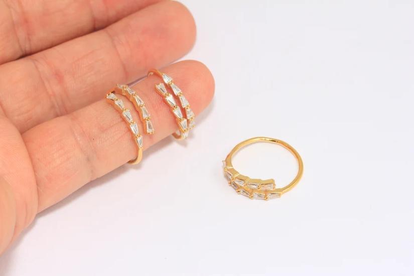 24 Ayar Altın Kaplama Beyaz Baget Taşlı Sarmal  Yüzük