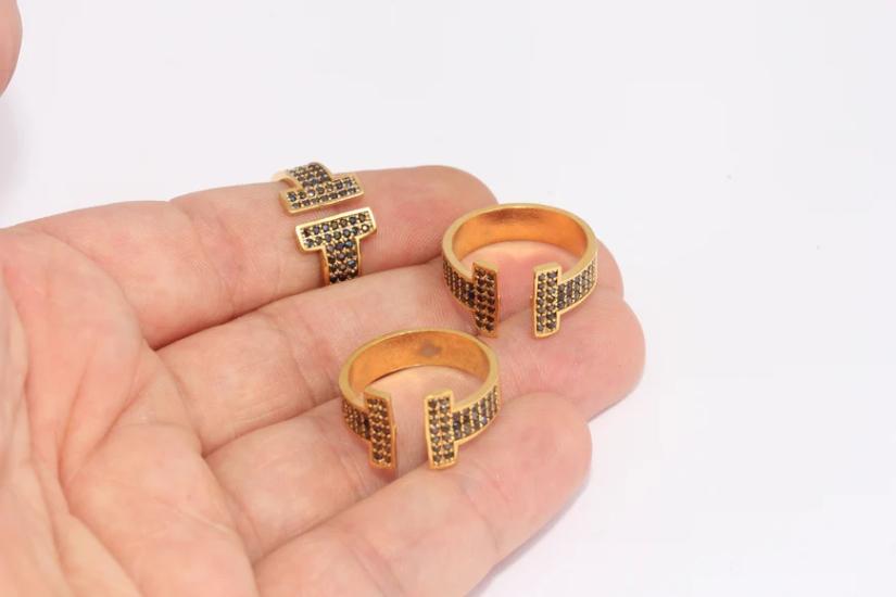 24 Ayar Altın Kaplama  Siyah  Taşlı T Açık  Yüzük