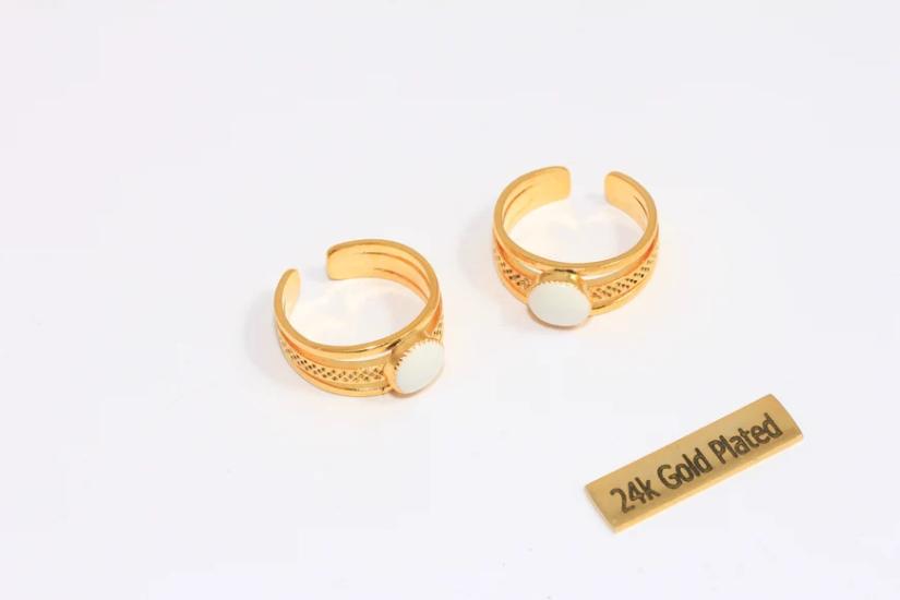 24 Ayar Altın Kaplama Beyaz Mineli Taşlı Üç Bantlı Yüzük