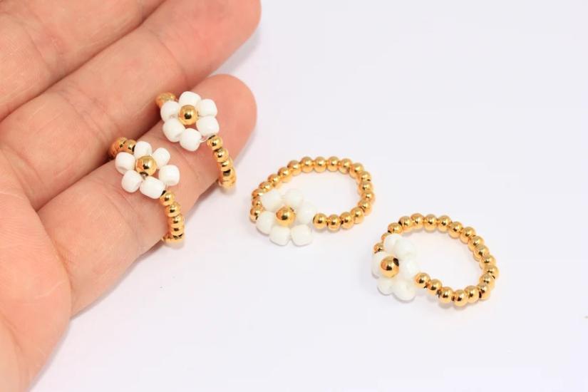 24 Ayar Altın Kaplama Beyaz Boncuklu Çiçek Top Yüzük